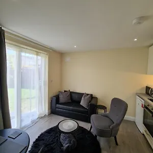 Cosy Self Contained Space Near Airport Apartment